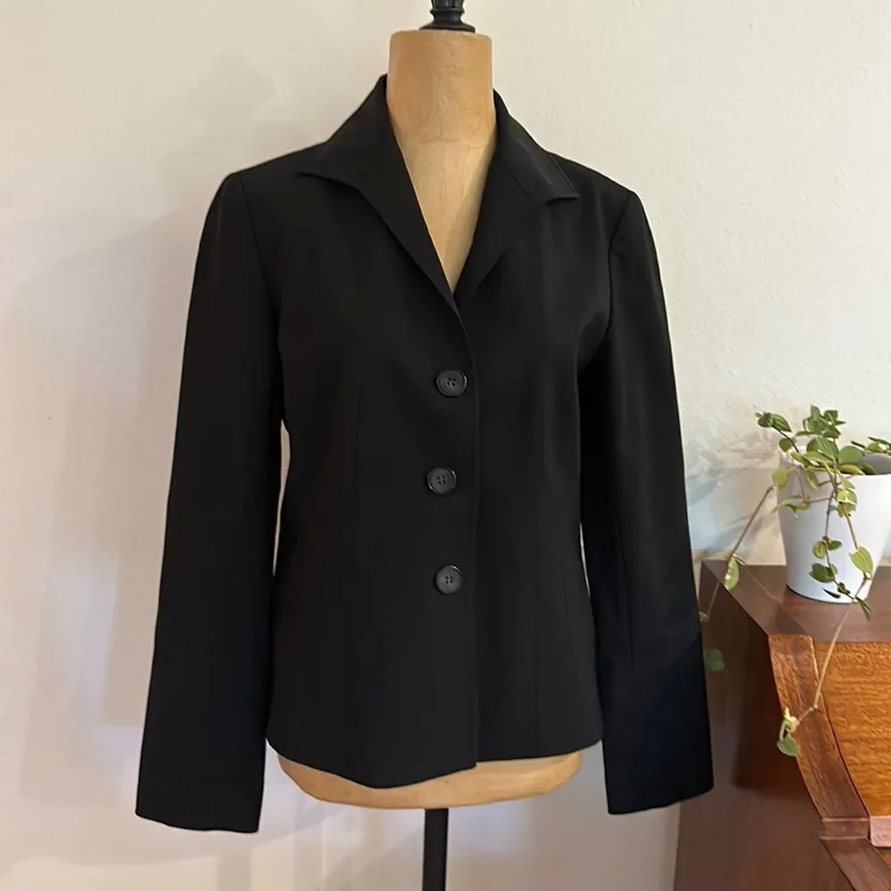 Lafayette 148 sz 2, 3 button black blazer jacket tailored split cuff great cond